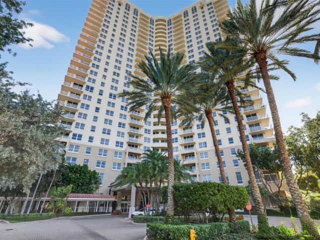 2-bedroom condo for rent in Aventura - 19501 W Country Club Dr 313 - MondialRealty
