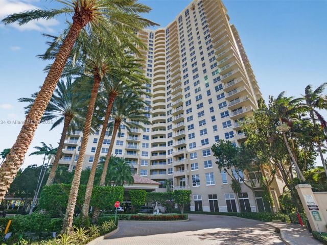 2-bedroom condo for rent in Aventura - 19501 W Country Club Dr 313 - MondialRealty