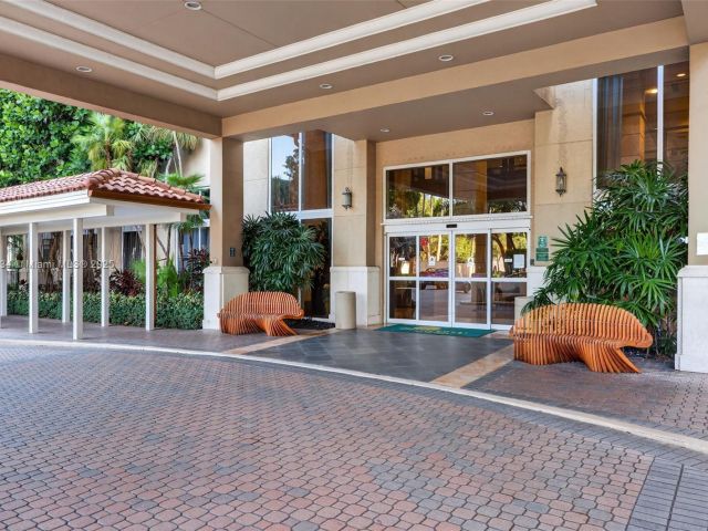 2-bedroom condo for rent in Aventura - 19501 W Country Club Dr 313 - MondialRealty