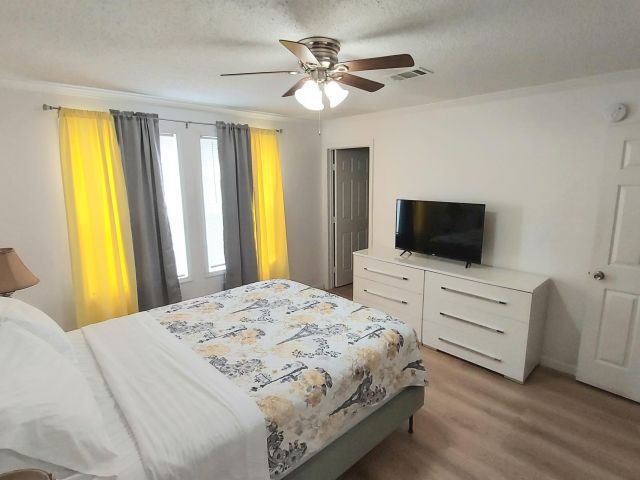 Home for rent at 1401 W 9th Street - photo 6764534