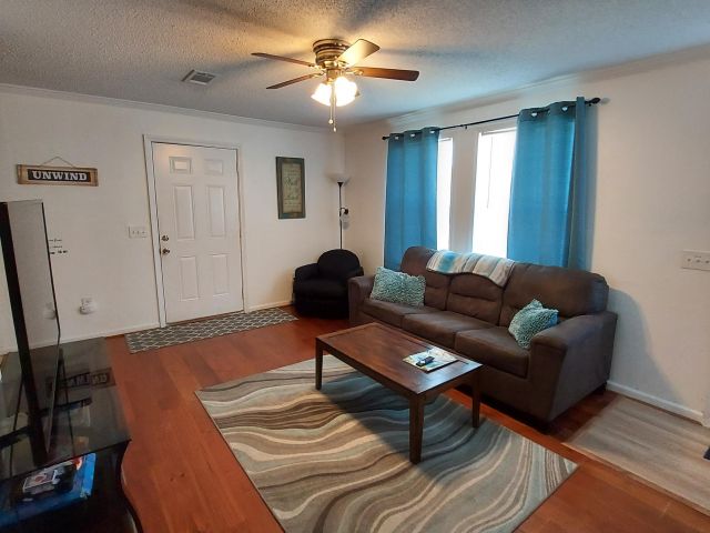 Home for rent at 1401 W 9th Street - photo 6764536