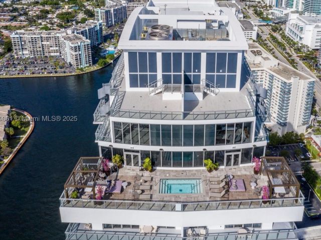 1-bedroom condo for sale in Hollywood - 4010 S Ocean Dr R3206 - MondialRealty