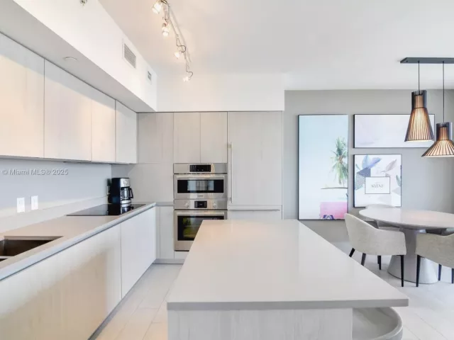 1-bedroom condo for sale in Hollywood - 4010 S Ocean Dr R3206 - MondialRealty