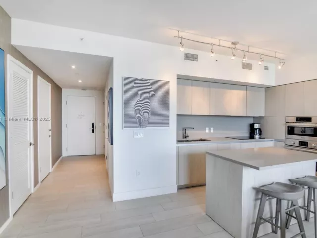 1-bedroom condo for sale in Hollywood - 4010 S Ocean Dr R3206 - MondialRealty