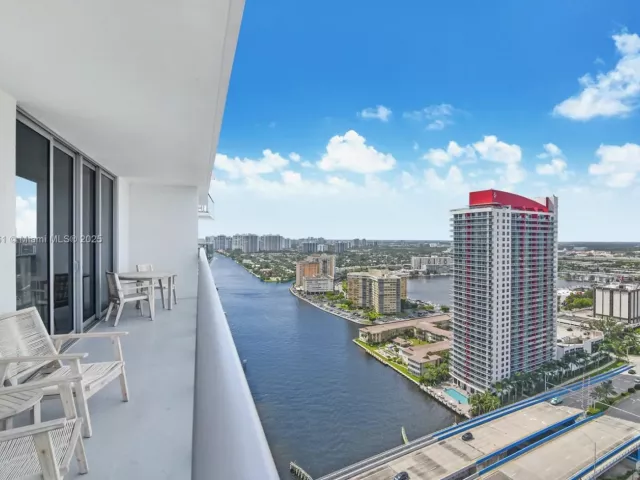1-bedroom condo for sale in Hollywood - 4010 S Ocean Dr R3206 - MondialRealty
