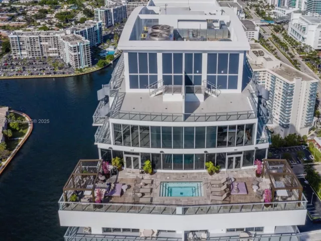 1-bedroom condo for sale in Hollywood - 4010 S Ocean Dr R3206 - MondialRealty