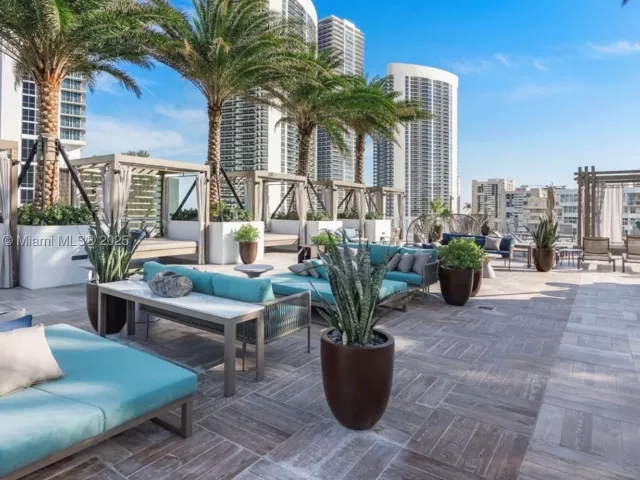 1-bedroom condo for sale in Hollywood - 4010 S Ocean Dr R3206 - MondialRealty