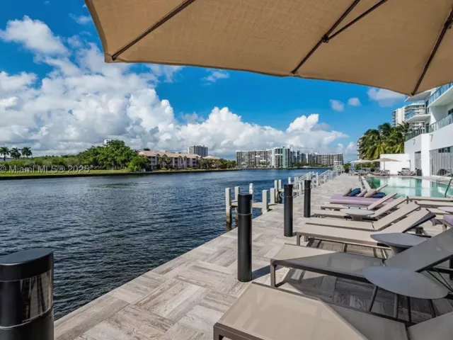1-bedroom condo for sale in Hollywood - 4010 S Ocean Dr R3206 - MondialRealty