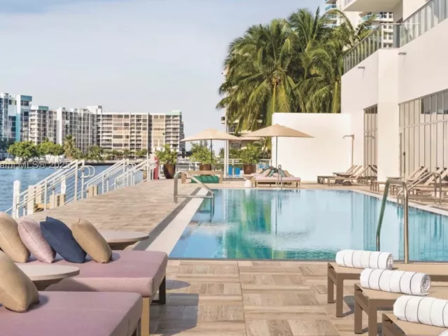 1-bedroom condo for sale in Hollywood - 4010 S Ocean Dr R3206 - MondialRealty