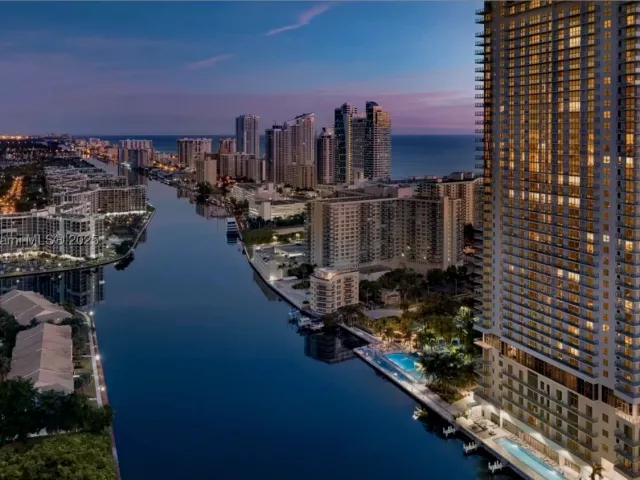 1-bedroom condo for sale in Hollywood - 4010 S Ocean Dr R3206 - MondialRealty