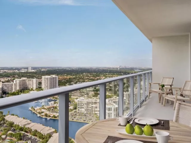 1-bedroom condo for sale in Hollywood - 4010 S Ocean Dr R3206 - MondialRealty