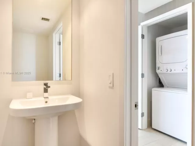1-bedroom condo for sale in Hollywood - 4010 S Ocean Dr R3206 - MondialRealty