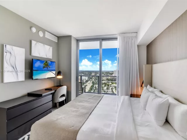 1-bedroom condo for sale in Hollywood - 4010 S Ocean Dr R3206 - MondialRealty
