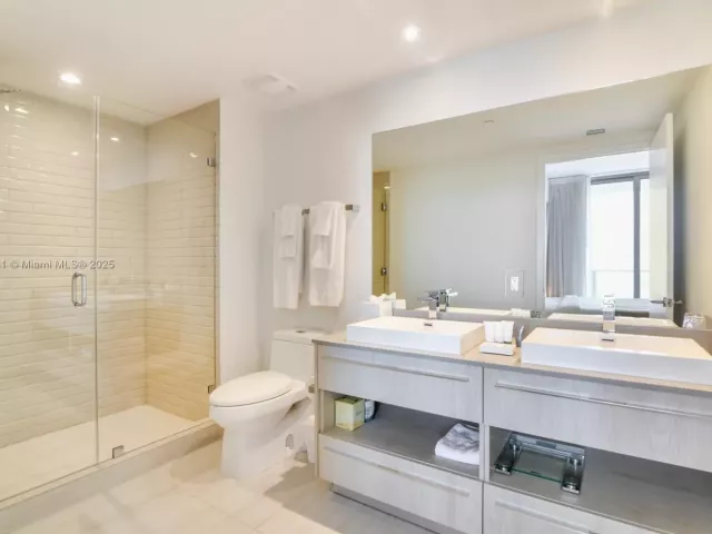 1-bedroom condo for sale in Hollywood - 4010 S Ocean Dr R3206 - MondialRealty