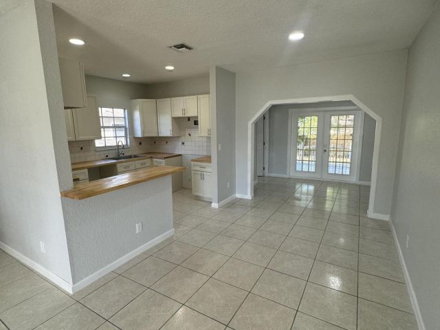 Home for rent at 623 SW 10th Street - photo 6770362