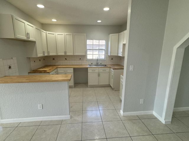 Home for rent at 623 SW 10th Street - photo 6770364