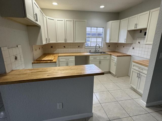 Home for rent at 623 SW 10th Street - photo 6770365