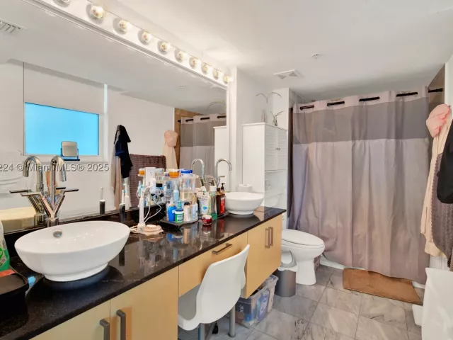 2-bedroom condo for sale in Miami - 31 SE 5th St 2910 - MondialRealty