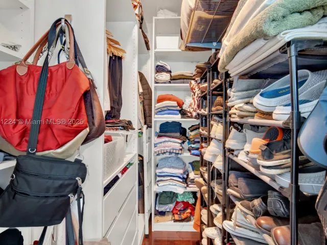 2-bedroom condo for sale in Miami - 31 SE 5th St 2910 - MondialRealty