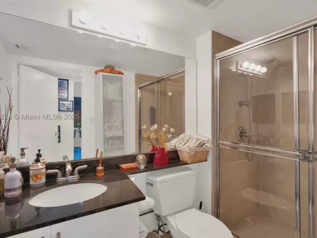 2-bedroom condo for sale in Miami - 31 SE 5th St 2910 - MondialRealty