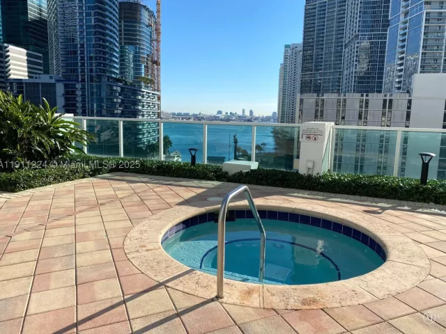 2-bedroom condo for sale in Miami - 31 SE 5th St 2910 - MondialRealty