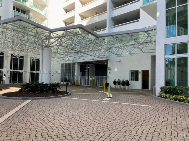 2-bedroom condo for sale in Miami - 31 SE 5th St 2910 - MondialRealty