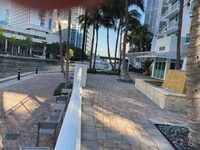 2-bedroom condo for sale in Miami - 31 SE 5th St 2910 - MondialRealty