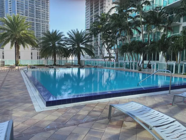 2-bedroom condo for sale in Miami - 31 SE 5th St 2910 - MondialRealty