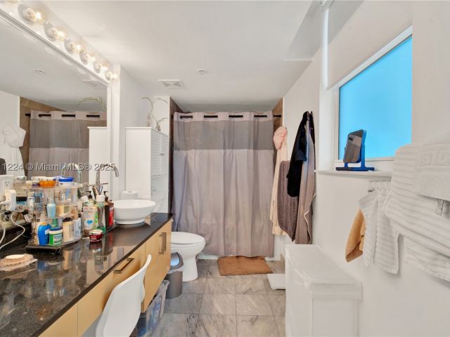 2-bedroom condo for sale in Miami - 31 SE 5th St 2910 - MondialRealty