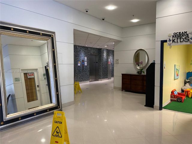 1-bedroom condo for sale in Sunny Isles Beach - 19370 Collins Ave 823 - MondialRealty