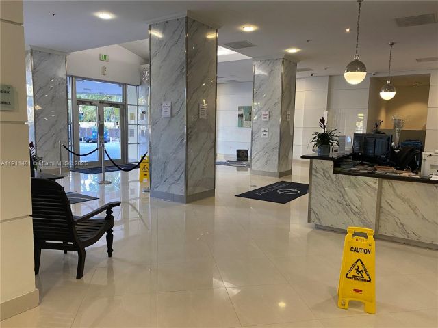 1-bedroom condo for sale in Sunny Isles Beach - 19370 Collins Ave 823 - MondialRealty