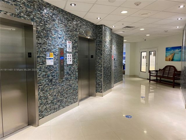 1-bedroom condo for sale in Sunny Isles Beach - 19370 Collins Ave 823 - MondialRealty