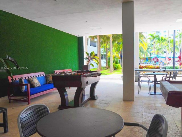 1-bedroom condo for sale in Sunny Isles Beach - 19370 Collins Ave 823 - MondialRealty