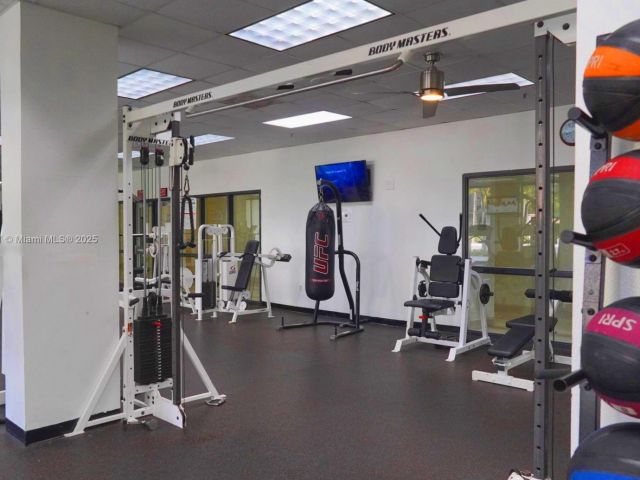 1-bedroom condo for sale in Sunny Isles Beach - 19370 Collins Ave 823 - MondialRealty