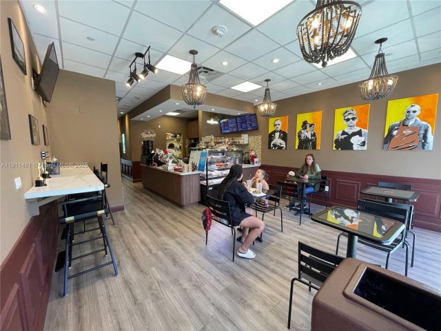 1-bedroom condo for sale in Sunny Isles Beach - 19370 Collins Ave 823 - MondialRealty