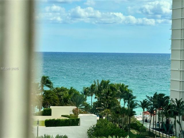 1-bedroom condo for sale in Sunny Isles Beach - 19370 Collins Ave 823 - MondialRealty