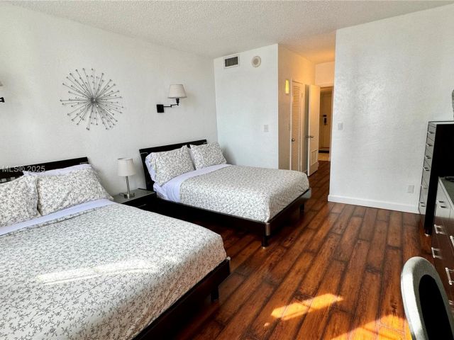 1-bedroom condo for sale in Sunny Isles Beach - 19370 Collins Ave 823 - MondialRealty