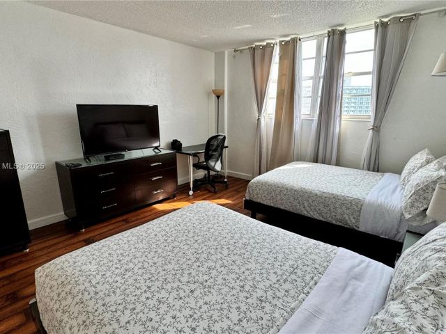 1-bedroom condo for sale in Sunny Isles Beach - 19370 Collins Ave 823 - MondialRealty