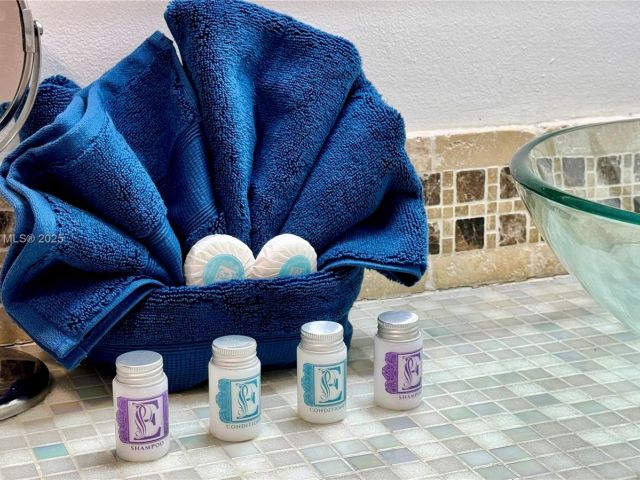 1-bedroom condo for sale in Sunny Isles Beach - 19370 Collins Ave 823 - MondialRealty