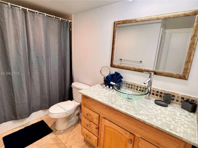 1-bedroom condo for sale in Sunny Isles Beach - 19370 Collins Ave 823 - MondialRealty