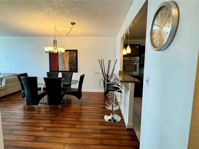 1-bedroom condo for sale in Sunny Isles Beach - 19370 Collins Ave 823 - MondialRealty