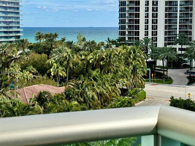 1-bedroom condo for sale in Sunny Isles Beach - 19370 Collins Ave 823 - MondialRealty