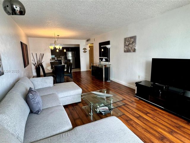 1-bedroom condo for sale in Sunny Isles Beach - 19370 Collins Ave 823 - MondialRealty