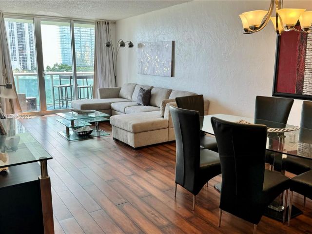 1-bedroom condo for sale in Sunny Isles Beach - 19370 Collins Ave 823 - MondialRealty