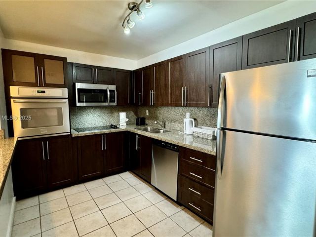 1-bedroom condo for sale in Sunny Isles Beach - 19370 Collins Ave 823 - MondialRealty