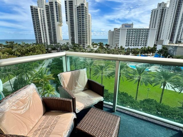 1-bedroom condo for sale in Sunny Isles Beach - 19370 Collins Ave 823 - MondialRealty