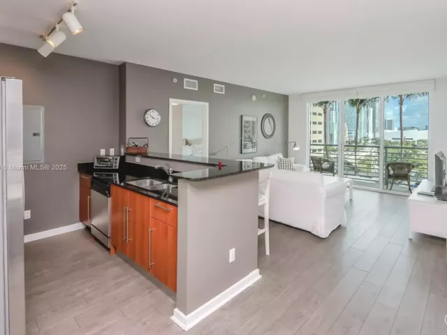 2-bedroom condo for rent in Miami - 325 S Biscayne Blvd 1422 - MondialRealty