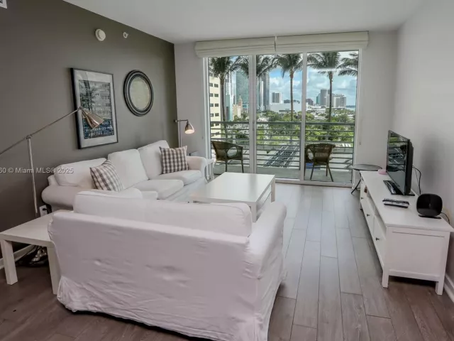 2-bedroom condo for rent in Miami - 325 S Biscayne Blvd 1422 - MondialRealty