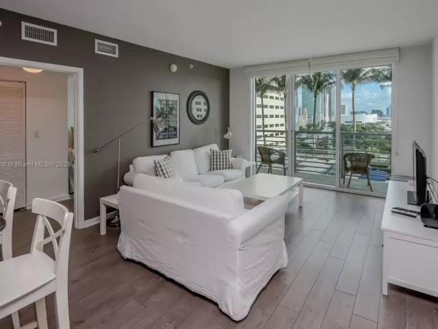 2-bedroom condo for rent in Miami - 325 S Biscayne Blvd 1422 - MondialRealty