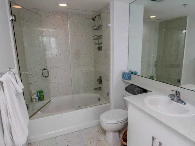 2-bedroom condo for rent in Miami - 325 S Biscayne Blvd 1422 - MondialRealty
